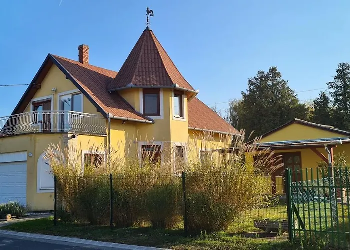 Hajas Familia Kiado Szobak