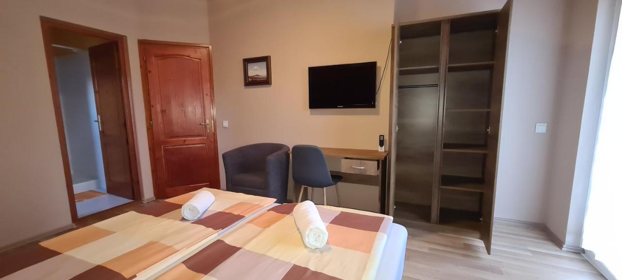 Hajas Familia Kiado Szobak