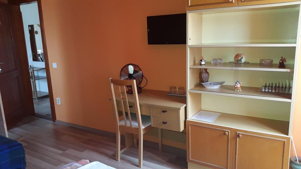 Hajas Familia Kiado Szobak Balatonmariafurdo